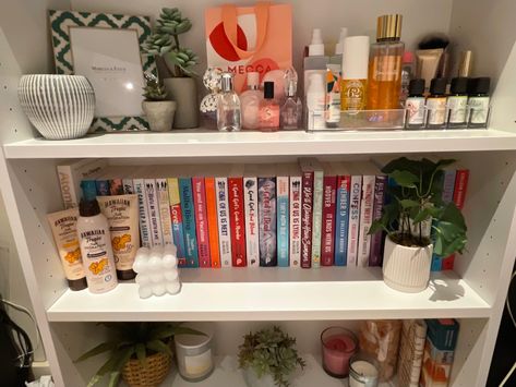 Girls Bookshelf, Bookshelf Aesthetic, Aesthetic Books, Clean Girl Aesthetic, Room Makeover Inspiration, Dream Rooms, Clean Girl, Bedroom Inspo, New Room