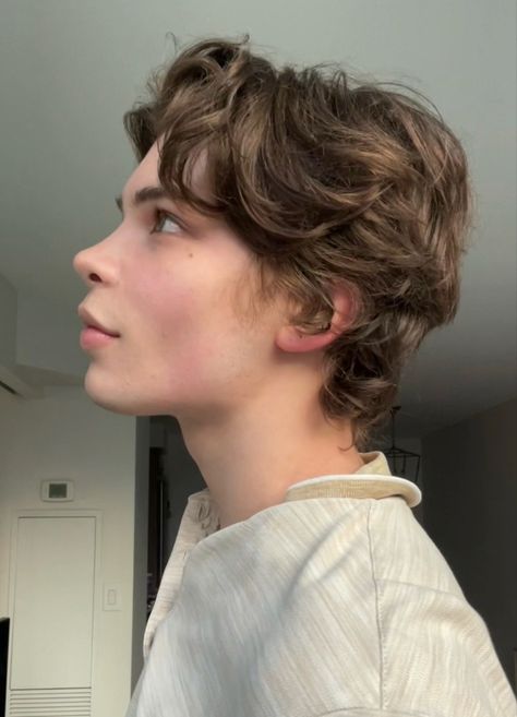 Guy short haircut with layers Short Fluffy Mens Hair, Masculine Wavy Haircut, Guy Short Haircut, Short Haircut With Layers, Flow Haircut, Gay Haircut, Shaggy Curly Hair, Masc Haircuts, Guy Hairstyles