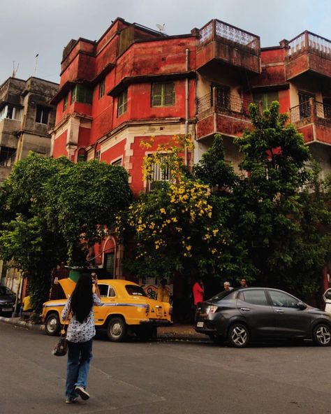 🤍🕊 #kolkata #randoms #aesthetic #evening #streets #oldhouses #food North Kolkata Aesthetic, Randoms Aesthetic, Kolkata Night Aesthetic, College Street Kolkata, Kolkata Street, Old Kolkata, Streets Of Kolkata, Aesthetic Evening, June 22