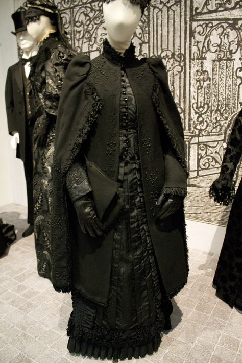 Gemeentemuseum the Hague exhibition on 19th century fashion - Evening cape ca. 1890, silk wool & beading 1890 Fashion, Victorian Cape, 1880s Fashion, Cape Designs, 19th Century Fashion, Gothic Clothes, Period Outfit, Victorian Clothing, Black Clothing