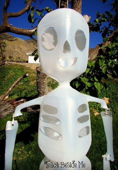 Milk Jug Skeleton, Milk Jug Ghosts, Halloween Camping Decorations, Halloween Milk Jugs, Skull Diy, Milk Jug Crafts, Halloween Disco, Halloween Skeleton Decorations, Mascaras Halloween