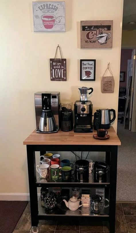 Ideas para tener un coffee bar o barra de café en casa Kaffe Station, Mini Cafeteria, Diy Coffee Station, Coffee Station Kitchen, Coin Café, Coffee Bar Station, Coffee Bar Ideas, Diy Coffee Bar, Coffee Bar Design