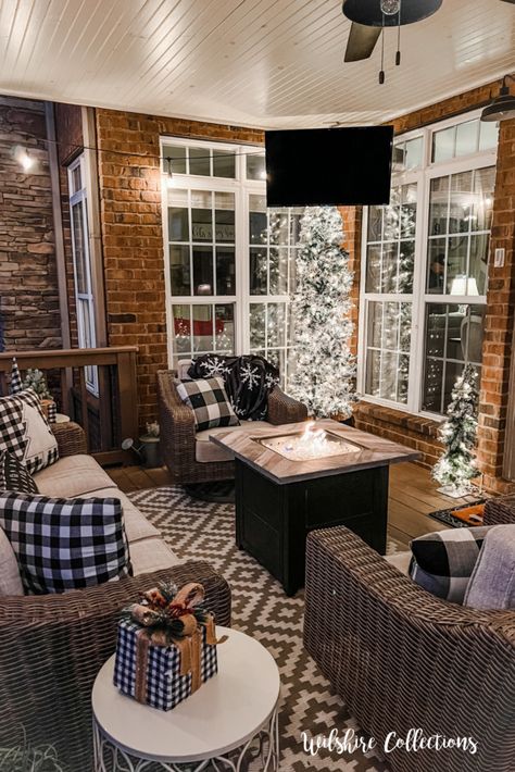 Rustic Porches Ideas, Christmas Screen Porch Decorating Ideas, Winter Deck Ideas, Country Porch Ideas, Small Front Porch Christmas Decor Ideas, Deck Expansion, 3 Season Porch Ideas, Cozy Sunroom Ideas, Christmas Porch Ideas