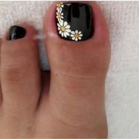 Top 18 Black Toe Nails Designs to Express Elegance In Simplicity Pedicure Tradicional, Toe Nails Designs, Black Toe Nails, Simple Toe Nails, Fingernails Painted, Pedicure Designs Toenails, Henna Nails, Nails Collection, Pedicure Nail Designs