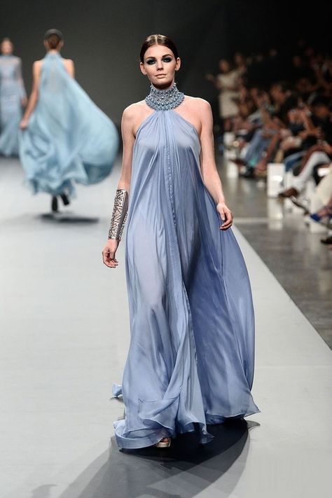 'Game of Thrones' Dresses From The Real-Life Runway That Your Favorite Characters Would Totally Wear Game Of Thrones Dresses, Mode Abaya, Makijaż Smokey Eye, فستان سهرة, Couture Gowns, Gorgeous Gowns, Fantasy Fashion, Beautiful Gowns, Dream Dress