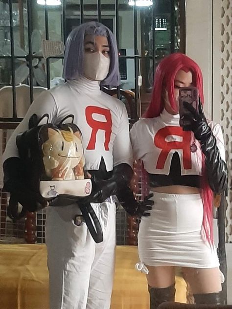 Matching Cosplay Ideas Anime, Sibling Cosplay Ideas, Matching Cosplay Couple, Matching Anime Costumes, Easy Couple Cosplay, Halloween Costumes Couples Anime, Duo Anime Cosplay, Matching Duo Costumes, Matching Cosplay Ideas