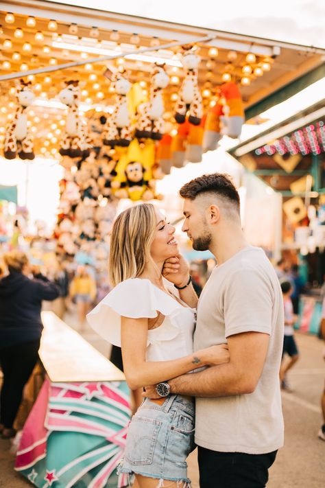 County Fair Couples Photoshoot, Fair Photoshoot Senior, Couples Fair Photo Ideas, Fair Family Photos, County Fair Aesthetic Night, County Fair Engagement Photos, Fun Fair Photoshoot, Carnival Photoshoot Couple, Fair Mini Session Photo Shoot