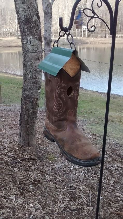 Recycled an old boot into a cute bird house. Boot Birdhouse, Cowboy Boot Crafts, Diy Yard Decor, Homemade Bird Houses, Solar Light Crafts, Bird Feeding Station, Bird Houses Ideas Diy, Creative Planter, Birdhouses Rustic