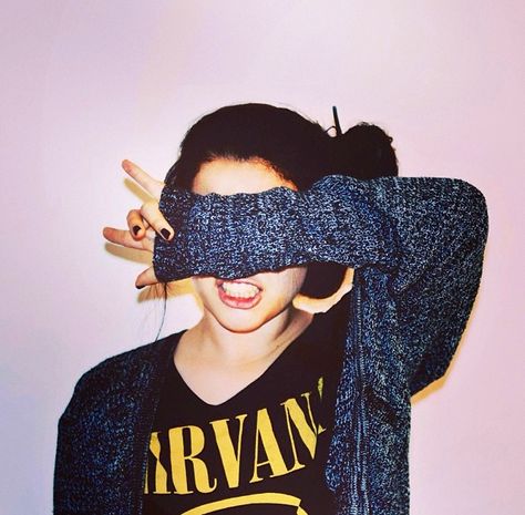 I really like the nirvana t-shirt with the sweater it kind of cools down the edgy side to the t-shirt know what i mean? Neo Grunge, Tumblr Pics, Grunge Goth, Bohol, Photos Tumblr, Foto Poses, New Rock, Tumblr Photography, Trik Fotografi