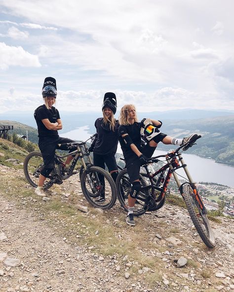 Mountain Biking Outfit, Pretty Tomboy, Mtb Women, Mtb Girl, Mountain Biking Women, Cycling For Beginners, Women Bike, Mountain Biking Gear, Granola Girl Aesthetic