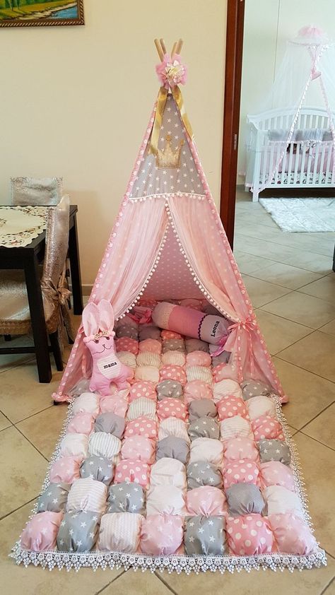 Quilting Patterns & Tutorials | For my niece I was inspired by something on the internet and I made this little pouf quilt for her to feel comfortable , everything is cute for her wh... Puff Quilt Pattern, Kids Pillows Bed, Puff Blanket, Bubble Quilt, Indian Bedroom Decor, Puff Quilt, Newborn Mom, Baby Sheets, Bumbo