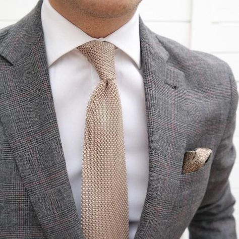 Gentleman Mode, Terno Slim, Suit Combinations, Gold Tie, Grey Suit, Men’s Suits, Mens Formal, Gray Suit, Suit Style