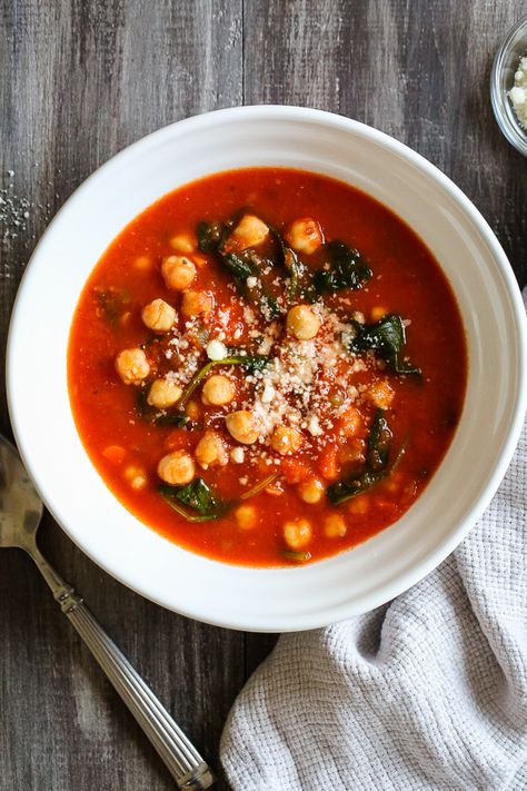 This easy, hearty, one-pot meal, loaded with chickpeas and vegetables in every bite is so flavorful with and perfect for a cold winter night. Soup With Rosemary, Chickpea Tomato, Chickpea Soup, Skinny Taste Recipes, Food Tasting, Hearty Soups, Healthy Soup, Tomato Soup, Stew Recipes