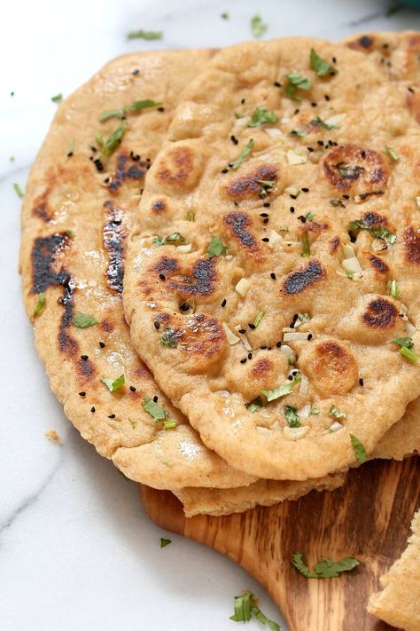 Naan Bread Vegan, Whole Wheat Naan, Butter Naan Recipe, Indian Naan, Vegan Naan, Butter Naan, Pain Naan, Gluten Free Flatbread, Naan Flatbread