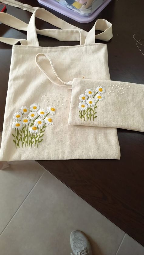 Embroidered Bags Diy Ideas, Tote Embroidery Bag, Embroidery Designs On Tote Bags, Embroidery Products Ideas, Tote Bags Embroidery Ideas, Fabric Ideas Projects, Embroidery Designs Tote Bag, Embroidery Bags Ideas, Tote Bag Design Embroidery