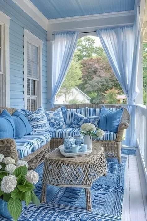 Blue And White Living Room, Boho Ideas, Haus Am See, Coastal Boho, Boho Blue, White Living, White Living Room, Houseboat, Woven Rugs