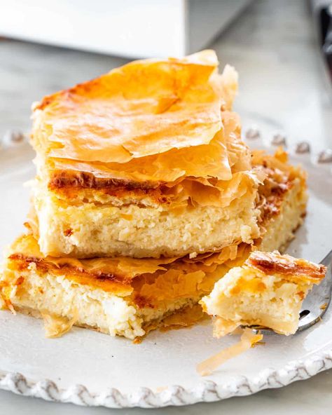 Tiropita Recipe, Greek Cheese Pie, Cheese Pie Recipe, Phyllo Dough Recipes, Salad Appetizer Cups, Vegetarian Treats, Greek Recipe, Greek Cheese, Savory Cheese