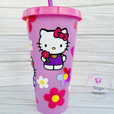 20 oz changing color cup with cold liquids. Design made with permanent vinyl. Hello Kitty With Flowers, Hello Kitty Cup, Cup Aesthetic, Vinyl Tumblers, Permanent Vinyl, Hello Kitty, Tumbler, Kitty, Vinyl