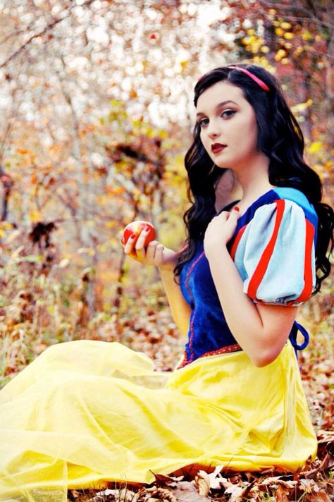 Snow White Photography, Snow White Photos, Snow White Cosplay, Fairytale Photoshoot, Disney Princess Cosplay, Themed Photography, Princess Cosplay, Snow White And The Seven Dwarfs, Disney Cosplay