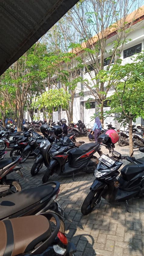 Pap foto parkiran di sekolah, parkir sepeda motor di sekolah, pulang sekolah kehujanan, di sekolah hujan, tempat parkir sekolahan, parkir sepeda motor, tempat parkir, ke sekolah, berangkat sekolah Parkiran Motor, Mini Vlog, Pap Random, Sepeda Motor