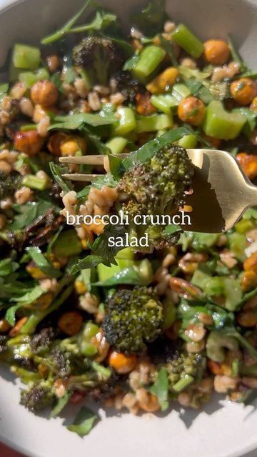 No Lettuce Salad, Chickpeas And Broccoli, Broccoli Crunch Salad, Pepper Dressing, Crunch Salad, Autumn Salad Recipes, Warm Salad, Autumn Salad, Best Salad Recipes