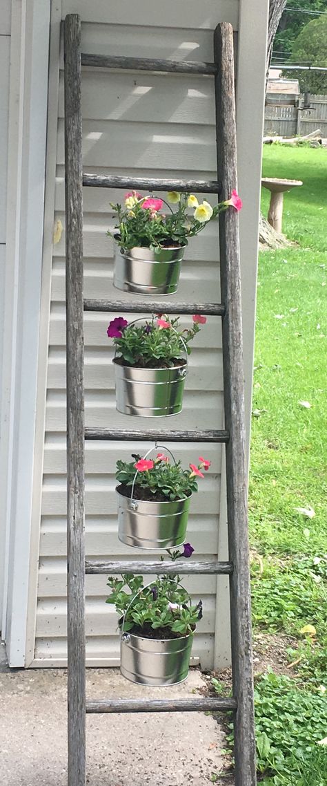 Garden Ladder Planter, Outdoor Plant Ladder, Ladder Outdoor Decor, Ladder Flower Decor, Ladder Crafts Wooden, Outside Ladder Decor, Ladder Planters Outdoor, Old Ladders Repurposed Garden, Outdoor Ladder Decor Garden Ideas