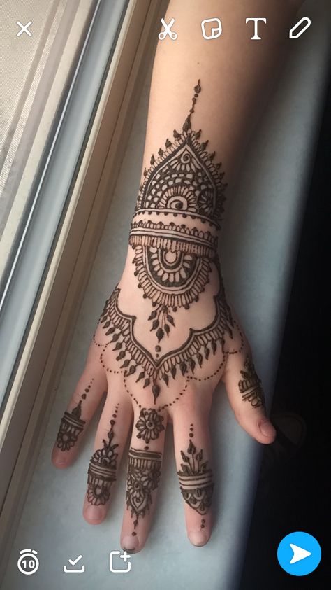 ✨✨ henna ✨✨ found the design on insta Jenna Tattoo, Henna History, Boho Cafe, Traditional Henna Designs, Henna Tattoo Designs Arm, Epic Outfits, Small Henna Designs, Henna Eyebrows, Small Henna