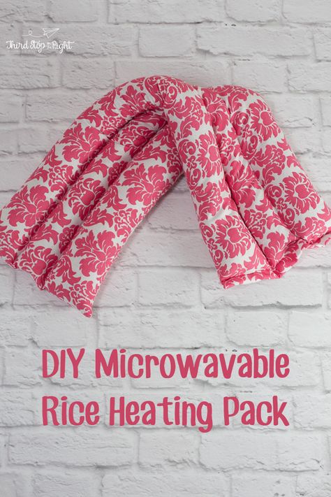 This DIY Microwavable Heating Pack heating pad is really easy to make and is great for relieving tension in backs and shoulders. #ad #StopPainNow Homemade Heating Pad, Joululahjat Diy, Diy Heating Pad, Rice Heating Pads, Rice Pack, Heat Bag, Heating Pads, Sew Ins, Beginner Sewing