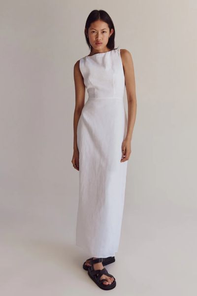 If the Temp's Above 75, You'll Spot Our Editors in This Easy Outfit White Linen Midi Dress, Minimalist Dress Casual, Linen Dress Outfit, Bread Aesthetic, Vietnam Clothes, Style Moodboard, High Neck Maxi Dress, White Linen Dresses, Linen Midi Dress