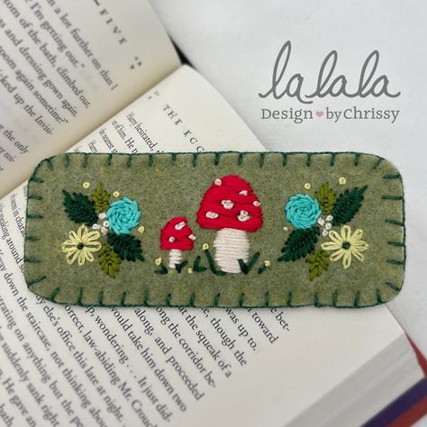 Hand Embroidered Bookmark Cottagecore Floral Bookmark - Etsy UK Diy Embroidery Art, Cottagecore Embroidery, Felt Hair Clips, Unique Bookmark, Merit Badge, Gift Toppers, Bookmark Gifts, Happy St Patricks Day, Felt Art