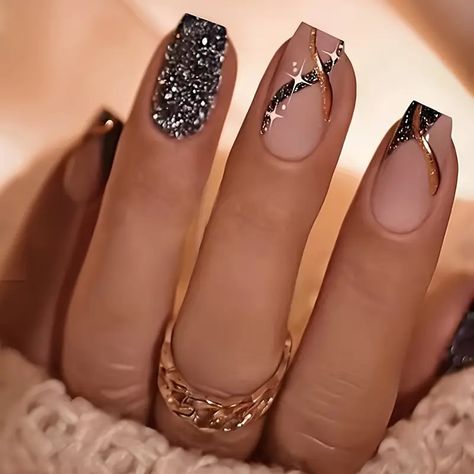 Classy Black Nails, Sqaure Nails, Gold Gel Nails, Black Gold Nails, Silver Nail Designs, Black Nails With Glitter, New Years Eve Nails, Golden Nails, Gold Nail Designs