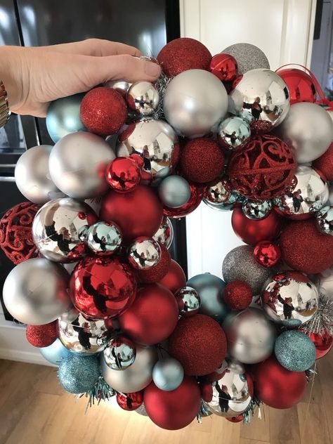 Christmas Wreath Baubles, Christmas Wreaths Baubles, Kissing Balls Christmas Diy, Make Bauble Wreath, Fall Wreaths Diy Easy, Homemade Baubles Easy Diy, Christmas Balls Wreath Diy, Small Bauble Wreath, Diy Christmas Baubles