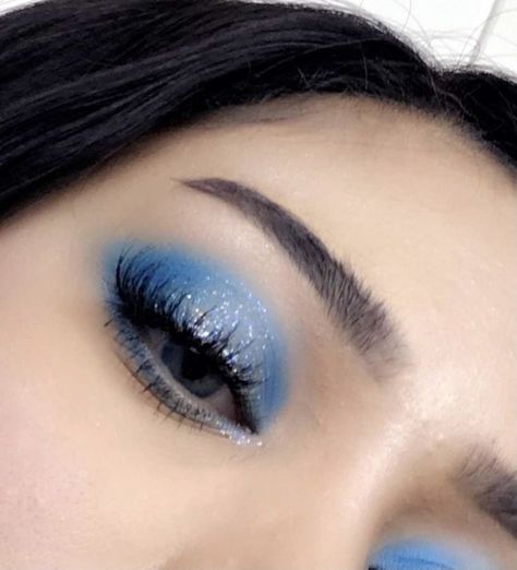 Royal Blue Light Makeup, Blue Easy Makeup Looks, Prom Night Makeup Blue, Cinderella Blue Makeup, Blue White And Silver Eye Makeup, Blue Makeup Looks Quinceañera, Blue White Makeup Look, Blue Eyeshadow Looks Casual, Prom Blue Eye Makeup