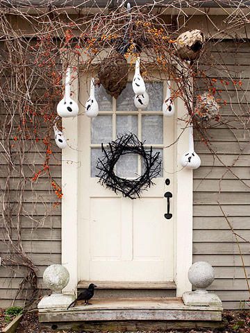 Since white objects are highlighted at night, ghostly door decorations made from painted gourds are sure to catch the eye and chill the heart in the dark. Diy Halloween Porch, Halloween Pauroso, Porta Halloween, Porche Halloween, Office Halloween Decorations, Scary Halloween Decorations Outdoor, Office Halloween, Halloween Craft Projects, Halloween Ghost Decorations