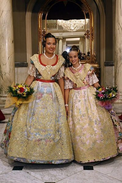 Traditional Clothing Around The World, Spanish Costume, Food Around The World, Spain Valencia, Spanish Dress, Costumes Around The World, Mediterranean Living, Folk Dress, Photography People