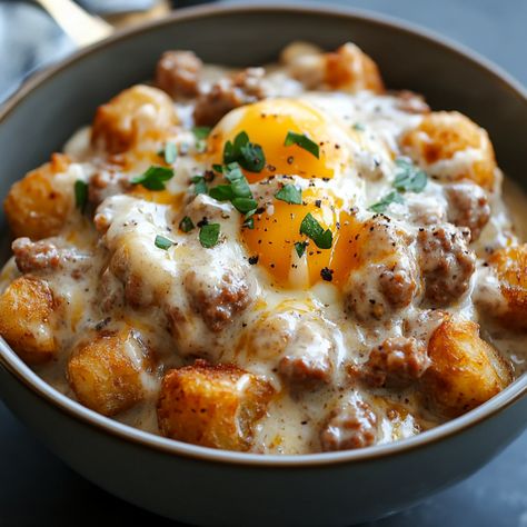 Breakfast lovers! If you're in the mood for a hearty, comforting meal to start your day, this Easy Tater Tot Breakfast Bowl with Sausage Gravy is exactly what you need. Tater Tot Sausage Breakfast Bowl, Breakfast Sausage Bowl, Tater Tot Breakfast Bowl With Sausage Gravy, Tater Tot Breakfast Bowl, Breakfast Sausage Ideas, Sausage Breakfast Recipes, Simple Brunch Ideas, Tator Tot Breakfast, Cowboy Breakfast