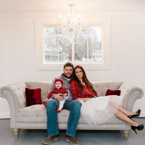 Family Christmas Pictures On Couch, Couch Family Photoshoot Christmas, Christmas Family Pictures, Christmas Photoshoot Kids, Xmas Photoshoot, Christmas Photos Outfits, Christmas Studio, Christmas Poses, Christmas Family Photoshoot