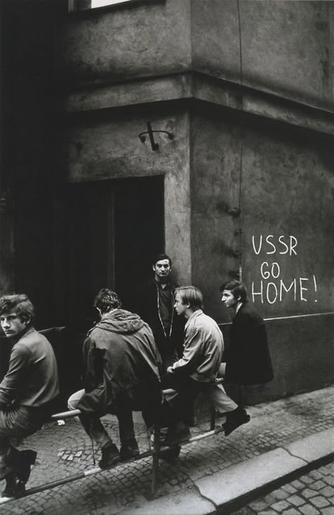 Prague ,1968. Josef Koudelka Prague Spring, Josef Koudelka, Milan Kundera, Elliott Erwitt, Henri Cartier Bresson, Night Pictures, Black And White Photograph, French Photographers, Magnum Photos