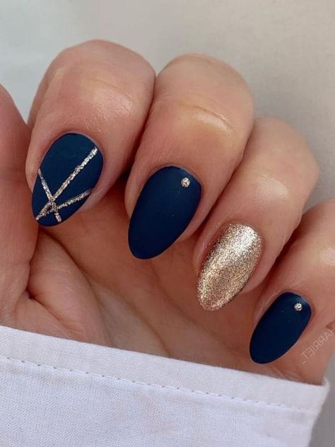 Short, almond-shaped, dark blue and gold nails with geometric lines Navy Blue Nail Designs, Blue Gold Nails, Blue Prom Nails, Gold Gel Nails, Hoco Nails, Dark Blue Nails, Blue Gel Nails, Navy Nails, Navy Blue Nails