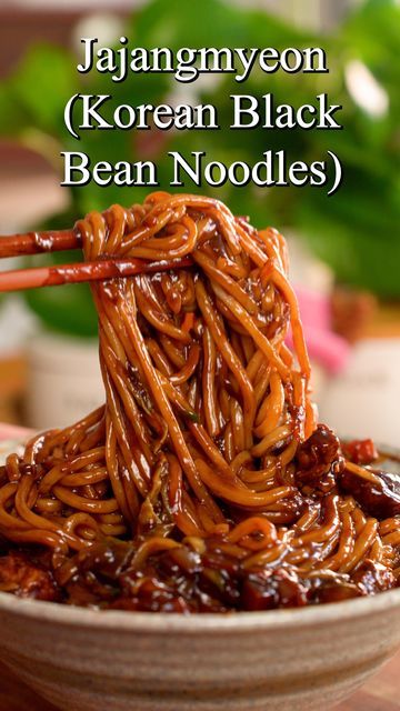 Korean Comfort Food, Koreansk Mad, Korean Food Side Dishes, Black Bean Paste, Black Bean Noodles, Bean Noodles, Bean Sauce, Noodle Recipes Easy, Noodle Dish