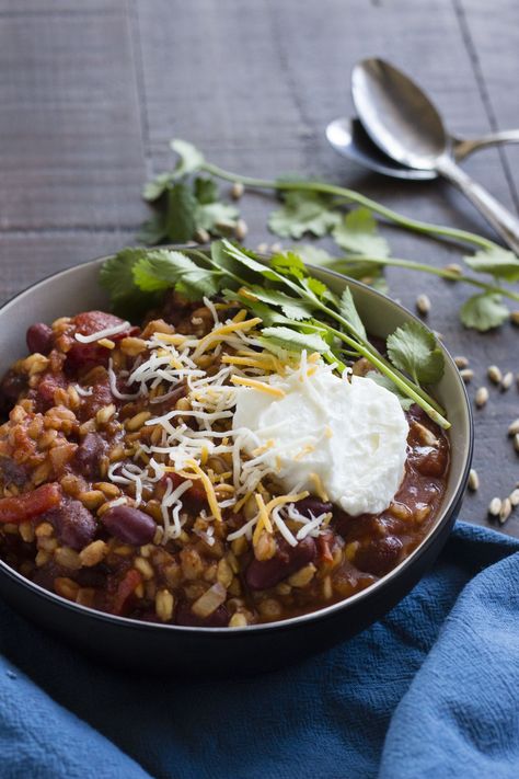 Easy Farro Chili Farro Chili, Farro Recipes, Vegetarian Chili Recipe, Lentil Chili, Vegetarian Main Dishes, Unique Food, Vegetarian Chili, No Bean Chili, Grain Foods