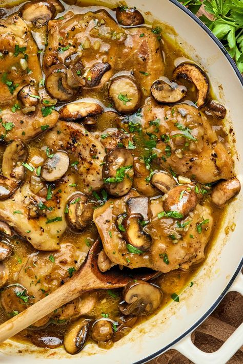 Introducing my delicious and easy chicken thighs smothered in a buttery white wine mushroom sauce. A easy and cozy weeknight meal or a dazzling dish to impress your guests! Mushroom White Wine Sauce, Steak Burrito Bowl, Steak Burrito, White Wine Recipes, Healthy Steak, Mushroom Wine Sauce, Chicken Thighs Mushrooms, Chicken And Mushroom, Favorite Recipes Chicken