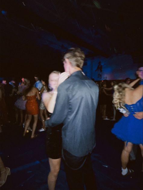 homecoming dance House Party Aesthetic, College Formal, 90s Dance, Dance Aesthetic, Aesthetic Dance, Dancing Aesthetic, Disco Dance, Goals Pictures, School Dances