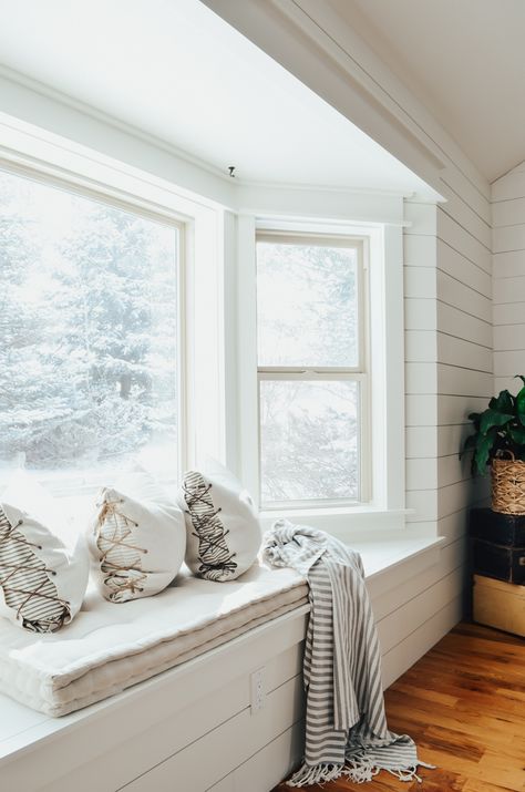 Farmhouse style window seat makeover. Beautiful farmhouse style window trim and shiplap wall. #sarahjoyblog #farmhousedecor #windowseat Front Rooms, Rustic Farmhouse Style, Modern Farmhouse Decor, Decorating Small Spaces, Rustic Farmhouse Decor, Farmhouse Style Decorating, Window Seat, Rustic Home Decor, Home Decor Bedroom