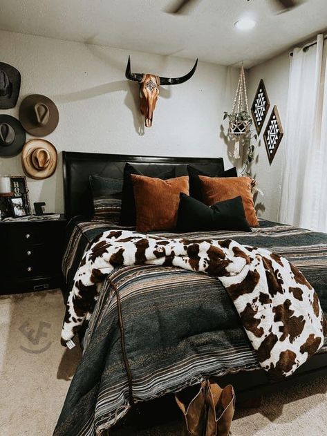 Cowgirl Aesthetic Room Ideas, Vaquero Room Ideas, Western Themed Apartment, Western Apartment Ideas, Country Bedroom Ideas For Teenagers, Western Girl Room, Country Room Ideas, Western Themed Bedroom, Western Farmhouse Decor