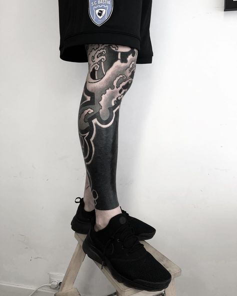 Full Leg Tattoo Men, Koch Tattoo, Japanese Leg Tattoo, Black Sleeve Tattoo, Japanese Legs, Solid Black Tattoo, Full Leg Tattoos, White Tattoos, Blackout Tattoo