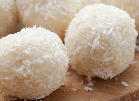 Cómo hacer Bolitas de coco - Recetas Caseras Coconut Cookie, Baked Ricotta, Cake Recipes For Kids, Best Pancake Recipe, Cake Pops How To Make, Custard Powder, Cookie Cake Recipe, Melting White Chocolate, Coconut Cookies