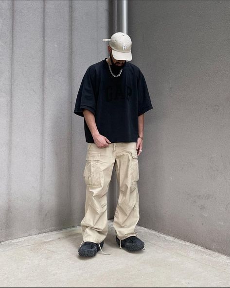 Male Club Outfits, Streetwear Spring Outfits, Spring Outfits For Men, Baggy Tshirt Outfit, Balenciaga Defender, Aesthetic Male Outfits, Cargo Pants Outfit Men, Cargo Outfit, Streetwear Spring