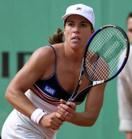 Jennifer Capriati was tennis player full of surprises, with her game ranging from total disaster to close to perfection. Her look, on the ot... Jennifer Capriati, Prince Tennis, Sporting Legends, Ladies Tennis, Professional Tennis Players, Sports Personality, Tennis Elbow, Tennis Match, Sports Hero