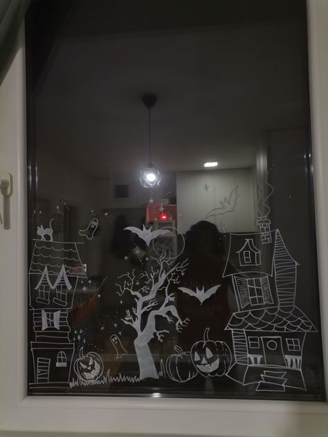 Chalk Pen Window Art Halloween, Halloween Window Chalk Art, Halloween Window Drawing, Window Art Halloween, Halloween Window Painting Ideas, Halloween Window Art, Halloween Mural, Window Drawings, Halloween Window Display